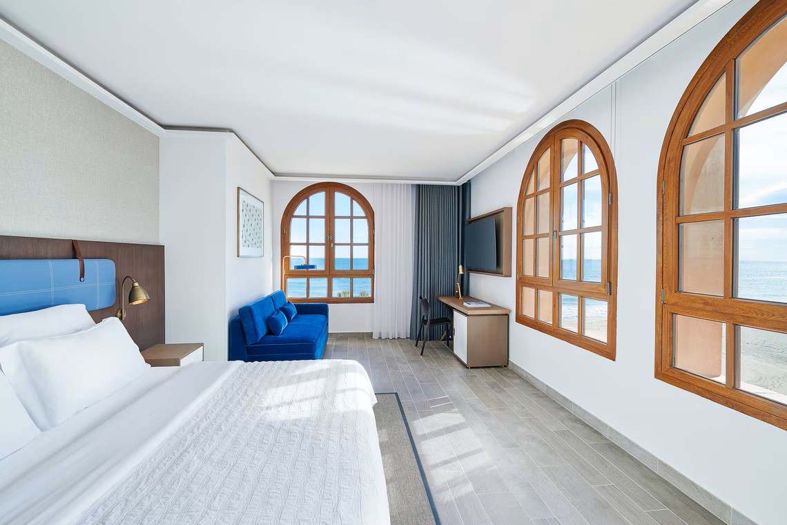reumd-family-room-8379-hor-clsc