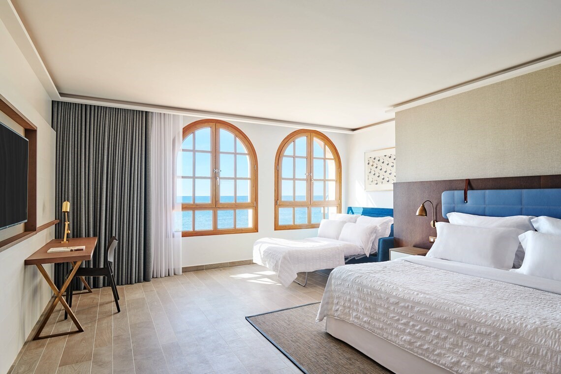 reumd-family-room-8392-hor-clsc