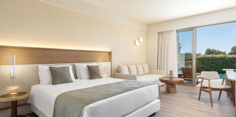 ג'וניור ובריכה