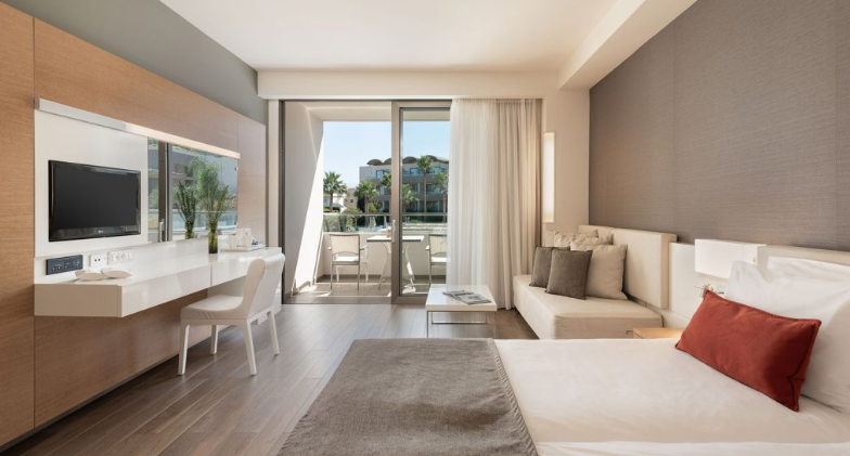 דלקס עם נוף לבריכה